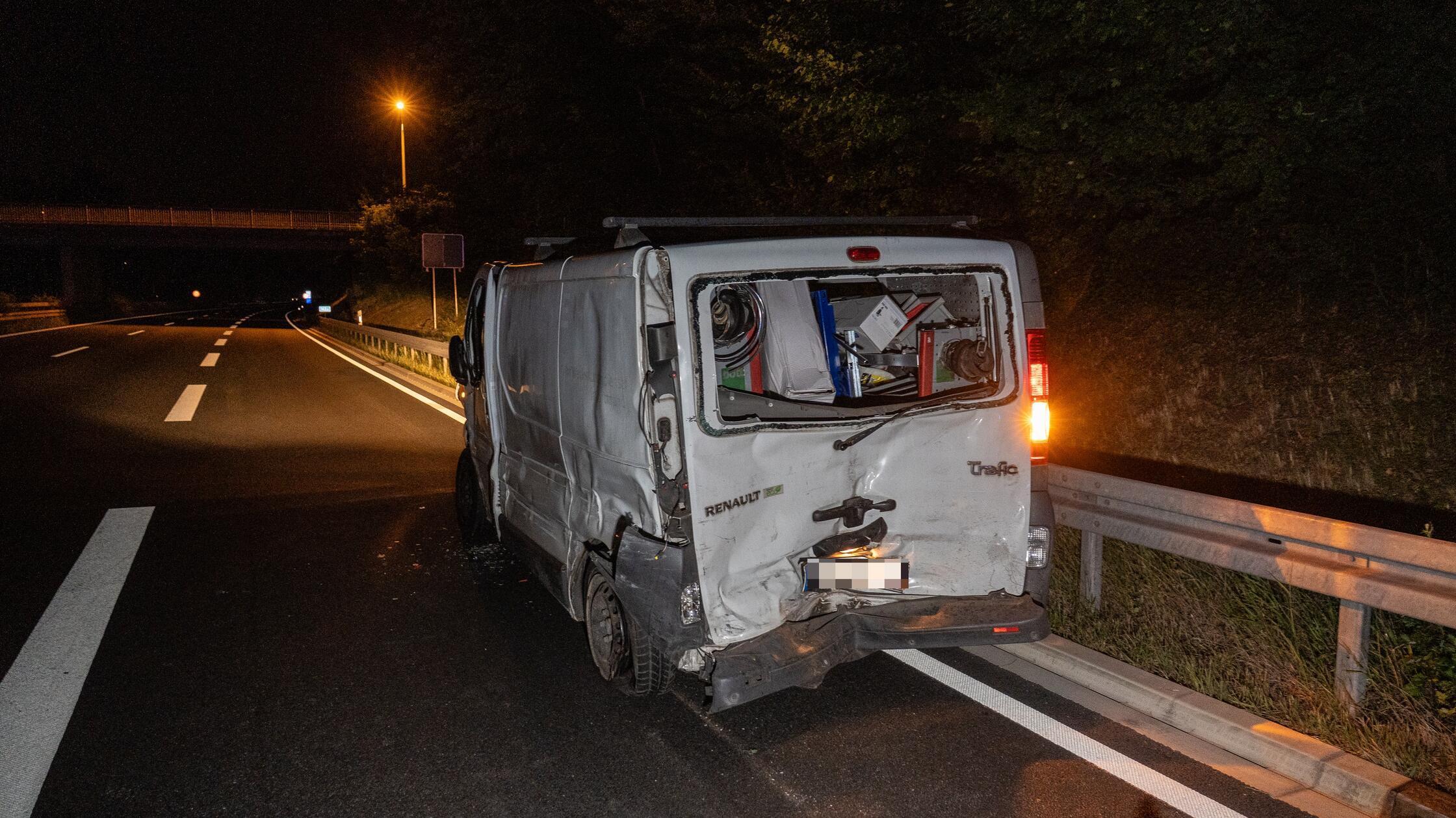Vollbesetzter Sprinter kracht in Kleintransporter 