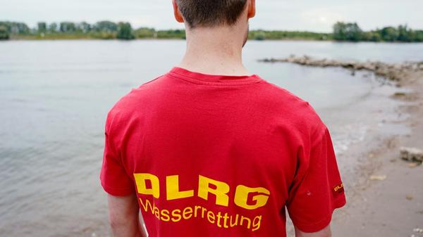 DLRG-Mitglied bei einer Rettungsübung2496.jpg