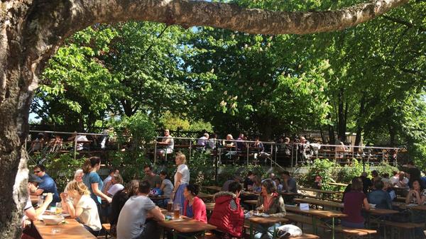 Platz 11: Bei der Pflugsmühle in Abendberg treffen Ziegenkäse-Feigen-Ravioli auf Burger, Brotzeit, Bier und Wein. Platz finden die Gäste vor Ort in der Scheune oder eben im großzügigen Biergarten, der einen weiten Blick auf Wald und Wiese bietet