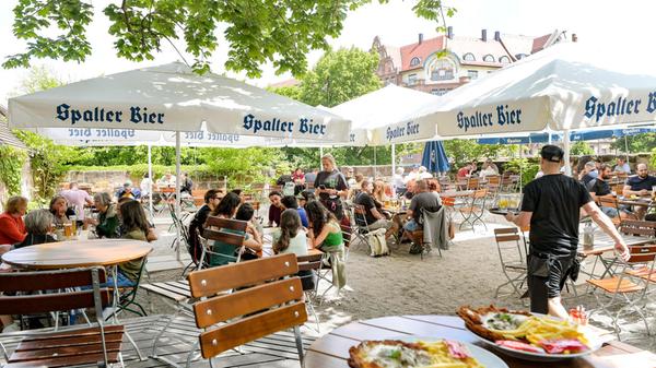Platz 7: Der Kopernikus Biergarten bietet mit seiner Lage im Krakauer Haus einen einzigartigen Blick auf den danebenliegenden Krakauer Turm. Die Gäste erwartet vor Ort eine polnisch-fränkische Küche auf der Speisekarte: Neben Obatzda und lauwarmen Ziegenfrischkäse auf Ruccola mit Honig und Kürbiskernöl gibt es dort polnischer Sauerkrauteintopf mit Pilzen und Wurst sowie hausgemachte Teigtaschen mit verschiedenen Füllungen und Beilagen. Der Biergarten landet in unserem diesjährigen Voting mit 85 Stimmen auf Platz sieben.
