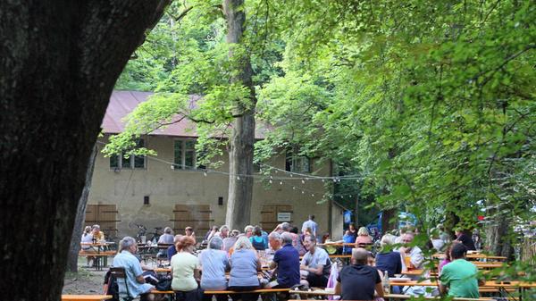 Platz 6: Die Waldwirtschaft Steinbrüchlein bietet Platz für gemütliche Sonntage und sonnige Feierabende. Im Nahe der Abfahrt der A73 Nürnberg-Zollhaus gelegene Biergarten können es sich Gäste gemütlich machen. Mit 127 Stimmen schafft es der Biergarten in unserem User-Voting auf den sechsten Platz.
