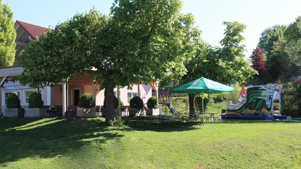 Platz 1: Der Biergarten des Landgasthofes Feihl bietet viel Natur und Platz zum Sitzen und Verweilen. Um den Garten herum gibt es den Kuppenalb-Weg, den Jura-Steig sowie einen Klettergarten, einen Golfplatz, ein Naturbad sowie eine Wahlfahrtskirche. Das Landgasthof befindet sich in Oberwiesenacker, bei Velburg. Auf der Speisekarte finden sich klassische Braten, Schnitzel, Schaschlik und mehr. Mit starken 928 Stimmen holt sich der Biergarten den Sieg des User-Votings nach Hause.