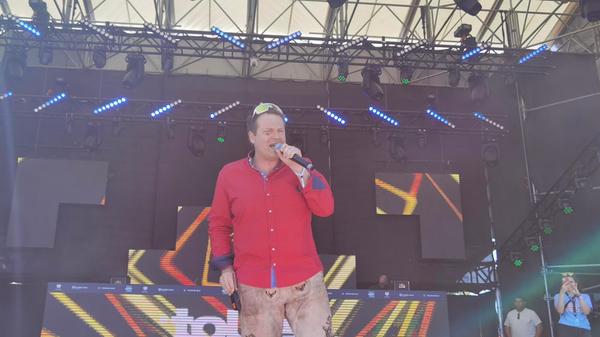 Tobee heizt der Menge am frühen Samstagnachmittag ein. Interessant: Der 39-Jährige ist nicht nur für Party-Hits wie Lotusblume oder Helikopter 117 bekannt, sondern auch als promovierter Zahnarzt tätig.