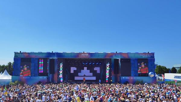 Die Menge feiert den Auftritt jedenfalls.