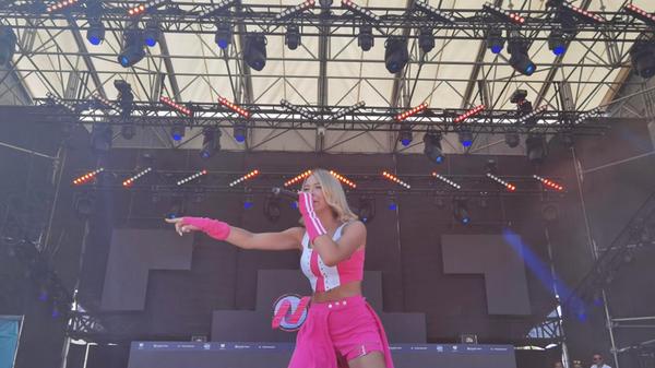 Anschließend treibt Nancy Franck die Partymeute weiter an. Die Aachenerin gewann im Jahr 2020 den Ballermann-Award in der Kategorie "Senkrechtstarter Party".