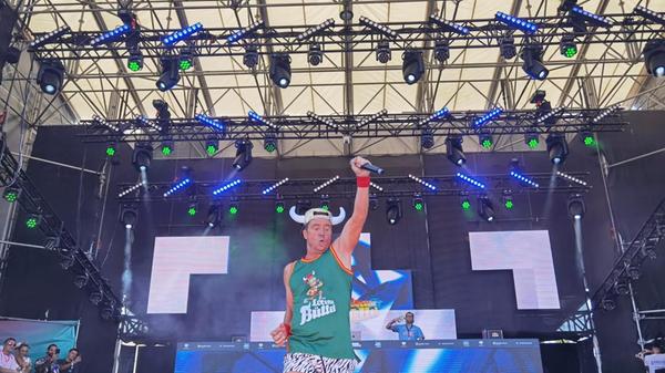 Kopfbedeckung mit Wiedererkennungswert: Lorenz Büffel sorgt für tierisch gute Stimmung...