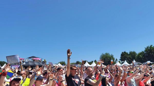 Hoch die Hände: Die Leute haben Spaß.