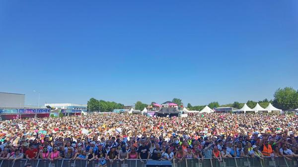 Bei Temperaturen von knapp 30 Grad im Schatten ist nicht nur feiern, sondern auch schwitzen angesagt.