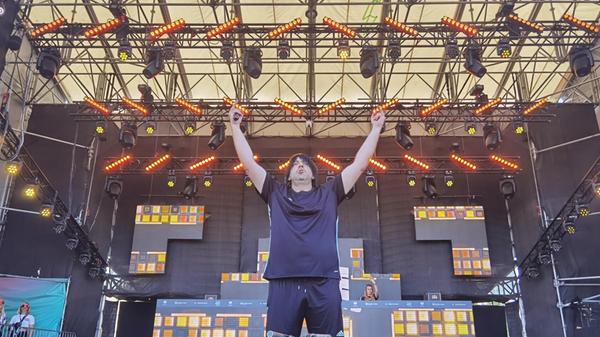 Direkt im Anschluss auf der Super Sommer Sause Stage: Ikke Hüftgold. Mit seiner ersten Single "Saufen ist Scheiße, doch wir machen’s trotzdem" gelang ihm der Sprung nach Mallorca, wo er 2009 zum ersten Mal im Bierkönig auftrat.