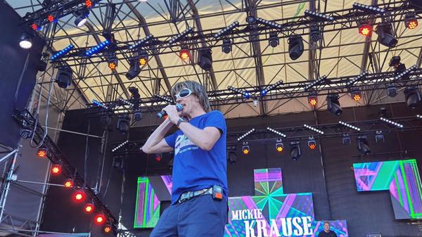 Auch außerhalb der Ballermann-Szene ist der Name Mickie Krause sicherlich vielen ein Begriff. Der deutsche Partyschlagersänger und Entertainer hatte seinen Durchbruch 1999 mit dem Lied "10 nackte Friseusen".