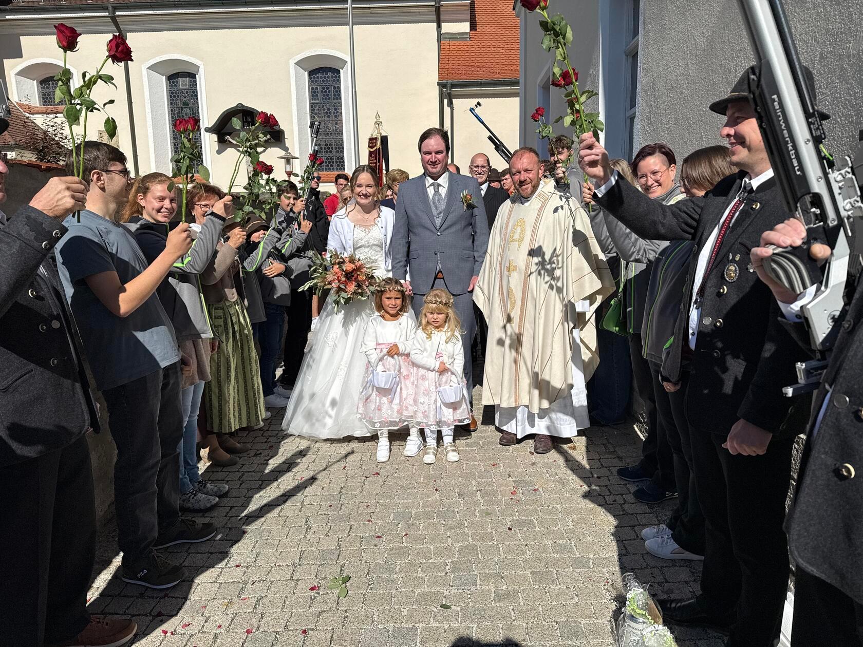 Ellen und Johannes Schierl haben sich in der St. Vitus-Kirche in Berg ihr Jawort gegeben. Musikalisch wurde der Gottesdienst von der Musik- und Gesangsgruppe „Holy Voices“ umrahmt. Ellen ist eine geborene Vieracker, ist 28 Jahre alt und stammt aus Berg. Sie ist Elektro-Technikerin bei den ETA-Werken in Altdorf. Johannes kommt aus Kadenzhofen, ist 33 Jahre alt und KFZ-Mechatroniker-Meister bei der Neumarkter Firma Auto-Fischer. Kennengelernt hat sich das Brautpaar bei der traditionellen Georgi-Kirwa vor über sechs Jahren am Ottenberg. Wohnen werden sie in Kadenzhofen, wo sie sich ein Haus gebaut haben. Die Hochzeitsfeier fand mit vielen Gästen und Freunden im Landgasthof Ascher in Möning statt.