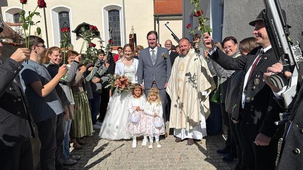 Ellen und Johannes Schierl haben sich in der St. Vitus-Kirche in Berg ihr Jawort gegeben. Musikalisch wurde der Gottesdienst von der Musik- und Gesangsgruppe „Holy Voices“ umrahmt. Ellen ist eine geborene Vieracker, ist 28 Jahre alt und stammt aus Berg. Sie ist Elektro-Technikerin bei den ETA-Werken in Altdorf. Johannes kommt aus Kadenzhofen, ist 33 Jahre alt und KFZ-Mechatroniker-Meister bei der Neumarkter Firma Auto-Fischer. Kennengelernt hat sich das Brautpaar bei der traditionellen Georgi-Kirwa vor über sechs Jahren am Ottenberg. Wohnen werden sie in Kadenzhofen, wo sie sich ein Haus gebaut haben. Die Hochzeitsfeier fand mit vielen Gästen und Freunden im Landgasthof Ascher in Möning statt.