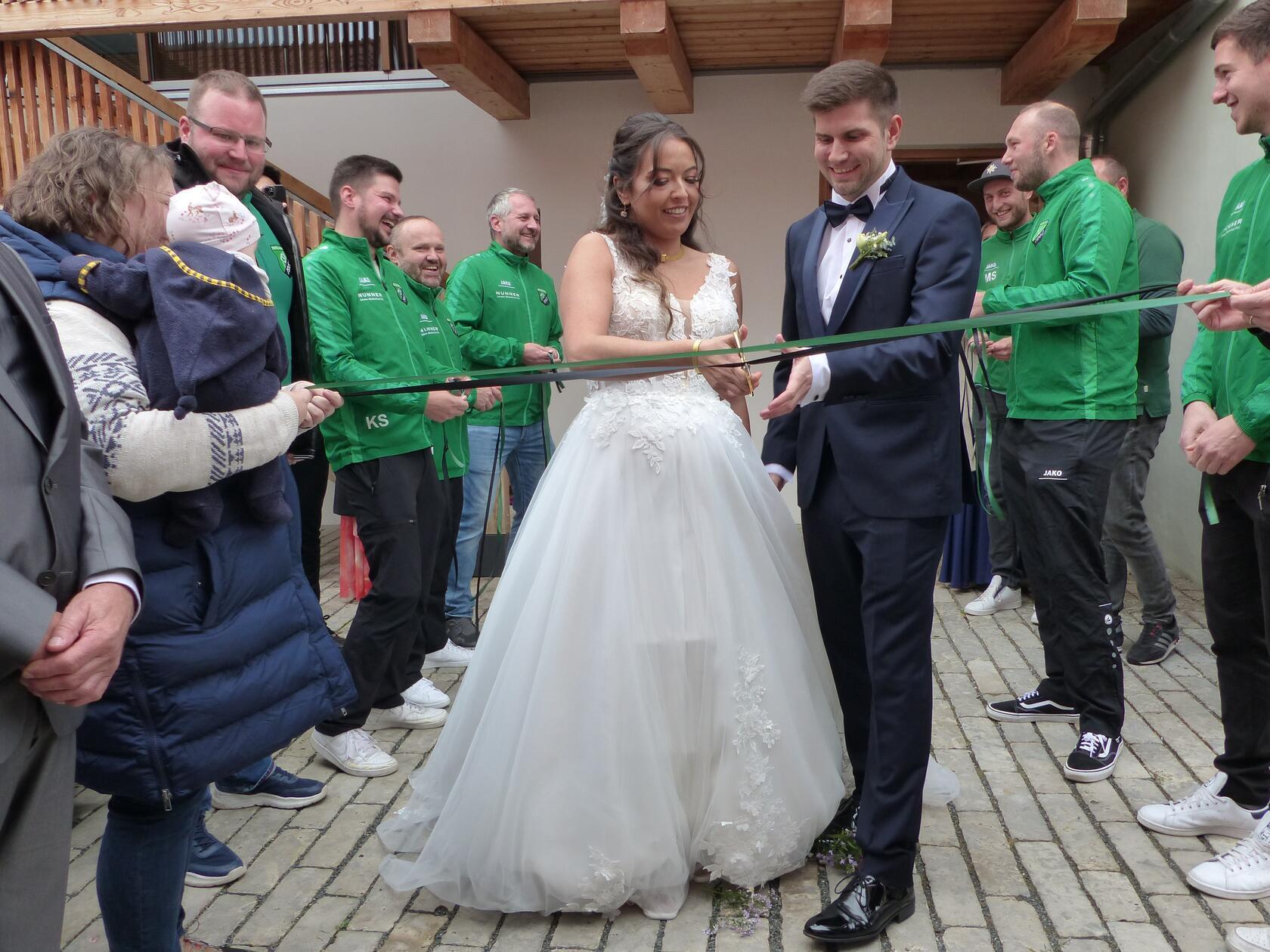 Im März 2024 lernten sich Markus Nagler aus Pavelsbach, der berufsbedingt in München lebt, und Aysun Maden aus Neutraubling im Internet kennen. Zu ihrem ersten Date trafen sie sich in Nürnberg, wo Aysun wohnt und arbeitet. Im Lauf der Zeit erkannten beide im Rahmen von vielen Unternehmungen und Zusammenkünften, dass sich die Beziehung richtig anfühlt und haben deshalb nun „Nägel mit Köpfen“ gemacht. Nach der Verlobung in Würzburg haben beide den nächsten Schritt getan und im Kultursaal im Stadlmann-Anwesen in Freystadt geheiratet.