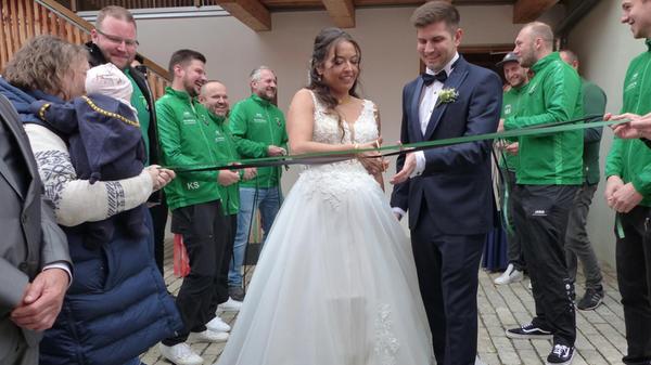 Im März 2024 lernten sich Markus Nagler aus Pavelsbach, der berufsbedingt in München lebt, und Aysun Maden aus Neutraubling im Internet kennen. Zu ihrem ersten Date trafen sie sich in Nürnberg, wo Aysun wohnt und arbeitet. Im Lauf der Zeit erkannten beide im Rahmen von vielen Unternehmungen und Zusammenkünften, dass sich die Beziehung richtig anfühlt und haben deshalb nun „Nägel mit Köpfen“ gemacht. Nach der Verlobung in Würzburg haben beide den nächsten Schritt getan und im Kultursaal im Stadlmann-Anwesen in Freystadt geheiratet.