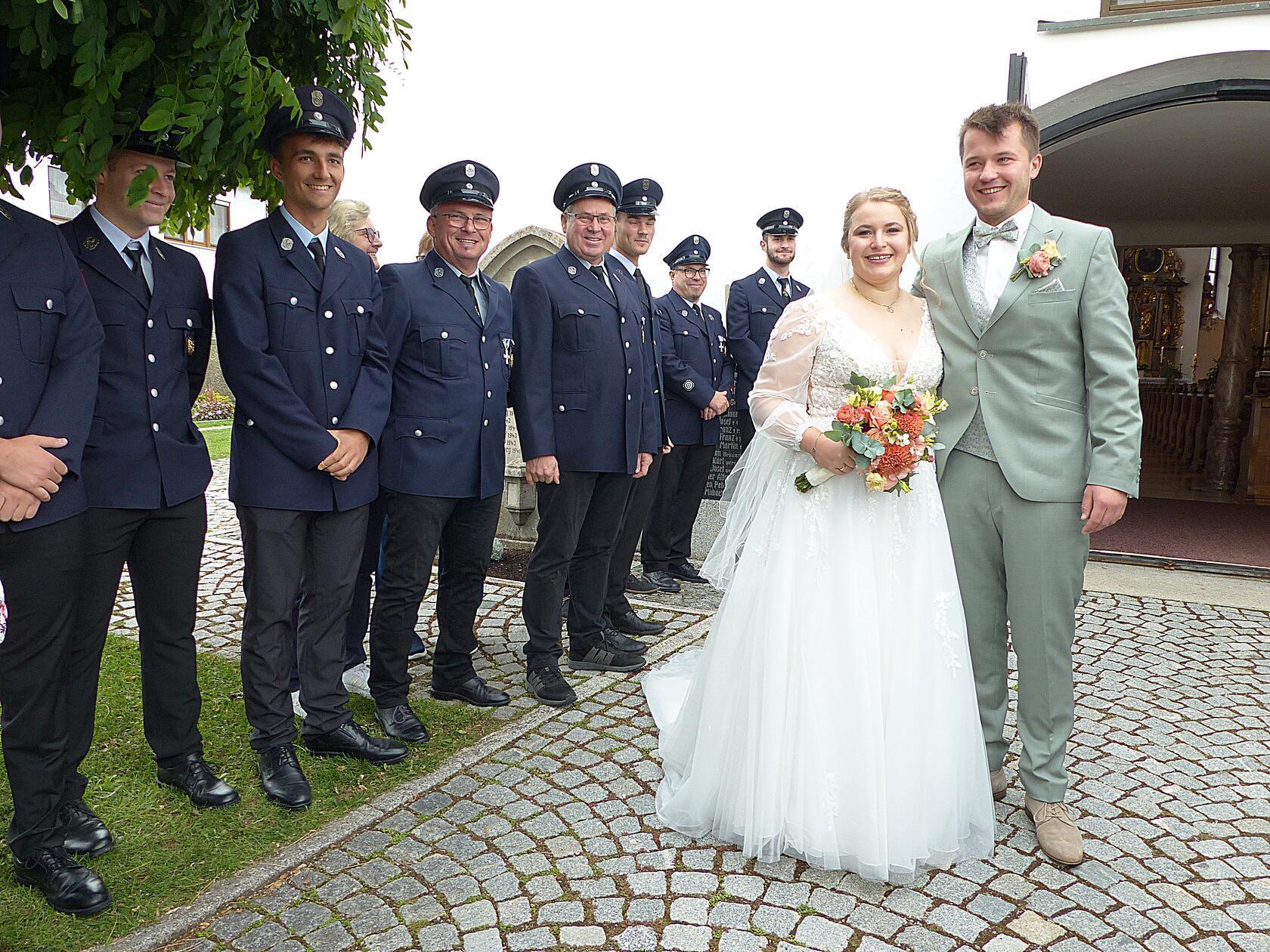 In der Mörsdorfer Pfarrkirche „Sankt Blasius“ haben Nadine Eisinger und Jonas Theußen kirchlich geheiratet. Nach der Trauung grüßten Delegationen der Mörsdorfer Feuerwehr, bei der Jonas Mitglied ist, und von der Stützpunktwehr Freystadt, bei der sich Nadine mehrere Jahre als Jugendwartin engagiert hat und machten ihre Späßchen mit den Brautleuten. Das Paar lernte sich im November 2017 auf einer Plattenparty im Mörsdorfer Sportheim kennen, als Nadine ihre Jacke vergessen hatte. Zu späterer Stunde hat sie diese abgeholt und ist dabei auf Jonas getroffen - aus einem ersten Gespräch ist im Lauf der Zeit Liebe geworden. Als Lebensmittelpunkt haben Nadine und Jonas Mörsdorf gewählt.