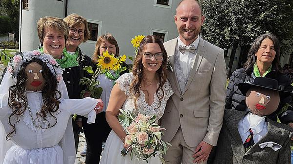 Die Kindergartenleiterin Annalena Feldbauer (26) aus Pavelsbach und der Elektrotechniker Markus Straubmeier (26) aus Köstlbach haben standesamtlich im Deutschordensschloss in Postbauer-Heng geheiratet. Annalena und Markus kennen sich bereits seit der Grundschule. Im Jahr 2015 kamen sie sich bei Geburtstagsfeiern gemeinsamer Freunde in Pavelsbach näher. Kurz darauf fragte Markus Annalena, ob sie bei der Köstlbacher Kirwa sein Kirwamoidl sein möchte – sie sagte zu. Am 4. Januar 2016 wurden sie ein Paar. Acht Jahre später, am 4. Januar 2024, überraschte Markus Annalena mit einem romantischen Heiratsantrag. Nach den Glückwünschen der Familie wartete ein großes Spalier auf das frisch vermählte Paar.