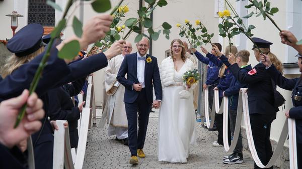 Anna-Lena und Florian Fürst haben sich in der St. Vitus-Kirche in Berg ihr Ja-Wort gegeben. Musikalisch wurde der Gottesdienst von der Pöllinger Blaskapelle umrahmt. In dieser ist auch der Bräutigam Mitglied und spielt Tuba. Anna-Lena ist eine geborene Schweizerin, 22 Jahre alt und stammt aus Neckarsulm. Sie erlernte den Beruf Medizinische Technologie für Laboratoriums Analytik. Florian kommt aus Seligenporten ist 25 Jahre alt und Bauingenieur bei der Bahn und First Responder bei der Feuerwehr Rittershof, bei der er auch Schriftführer und Jugendwart ist. Bei strahlendem Sonnenschein wurde ein großes Spalier von der Feuerwehr Rittershof und der Pöllinger Blaskapelle gebildet. Sie ließen es sich nicht nehmen, dem Brautpaar zu gratulieren.