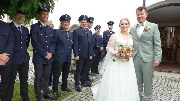 In der Mörsdorfer Pfarrkirche „Sankt Blasius“ haben Nadine Eisinger und Jonas Theußen kirchlich geheiratet. Nach der Trauung grüßten Delegationen der Mörsdorfer Feuerwehr, bei der Jonas Mitglied ist, und von der Stützpunktwehr Freystadt, bei der sich Nadine mehrere Jahre als Jugendwartin engagiert hat und machten ihre Späßchen mit den Brautleuten. Das Paar lernte sich im November 2017 auf einer Plattenparty im Mörsdorfer Sportheim kennen, als Nadine ihre Jacke vergessen hatte. Zu späterer Stunde hat sie diese abgeholt und ist dabei auf Jonas getroffen - aus einem ersten Gespräch ist im Lauf der Zeit Liebe geworden. Als Lebensmittelpunkt haben Nadine und Jonas Mörsdorf gewählt.