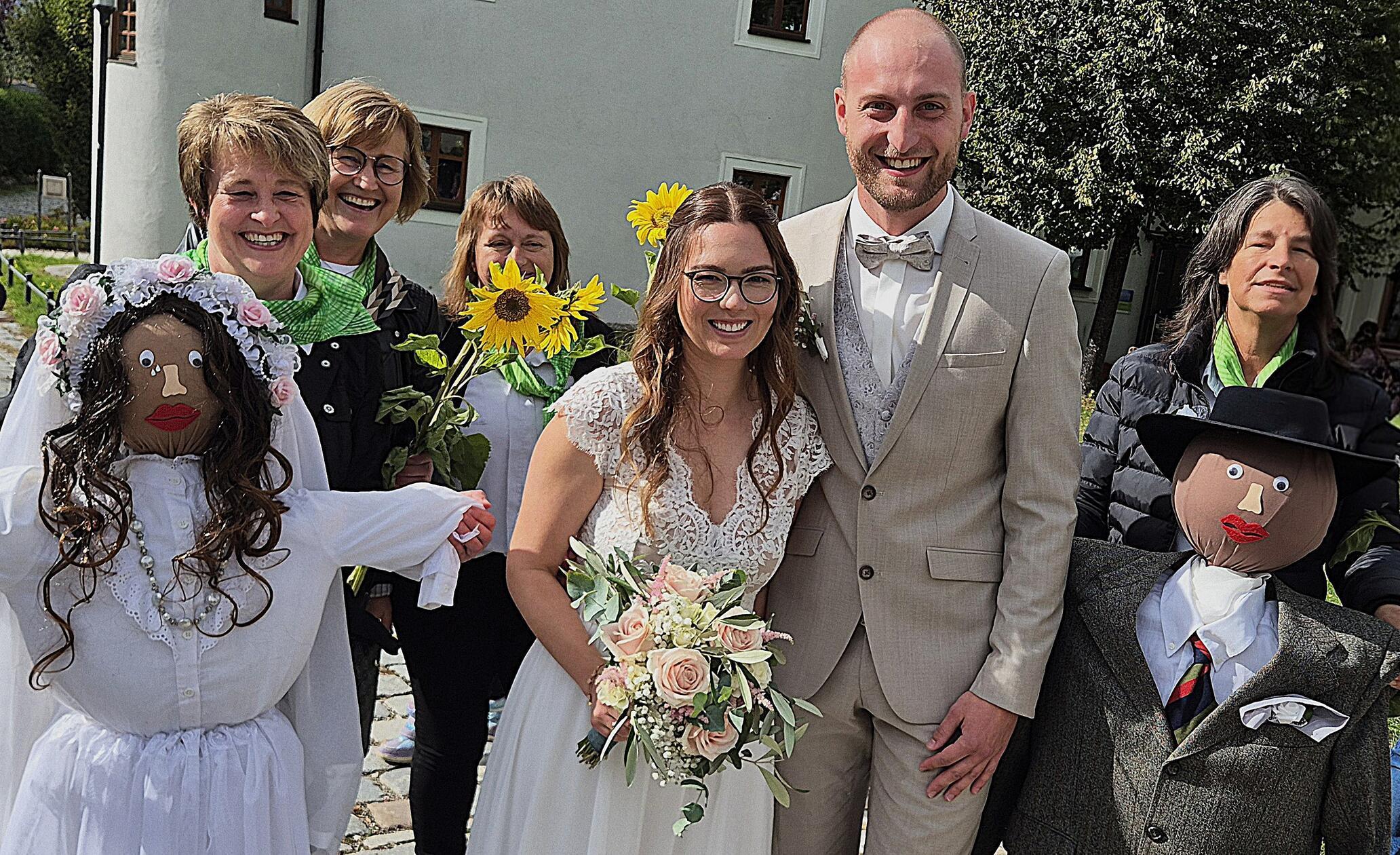 Die Kindergartenleiterin Annalena Feldbauer (26) aus Pavelsbach und der Elektrotechniker Markus Straubmeier (26) aus Köstlbach haben standesamtlich im Deutschordensschloss in Postbauer-Heng geheiratet. Annalena und Markus kennen sich bereits seit der Grundschule. Im Jahr 2015 kamen sie sich bei Geburtstagsfeiern gemeinsamer Freunde in Pavelsbach näher. Kurz darauf fragte Markus Annalena, ob sie bei der Köstlbacher Kirwa sein Kirwamoidl sein möchte – sie sagte zu. Am 4. Januar 2016 wurden sie ein Paar. Acht Jahre später, am 4. Januar 2024, überraschte Markus Annalena mit einem romantischen Heiratsantrag. Nach den Glückwünschen der Familie wartete ein großes Spalier auf das frisch vermählte Paar.