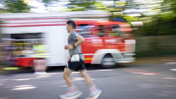 Die gute Stimmung beim diesjährigen Sparkassen-Metropolmarathon wird erheblich durch eine vergleichsweise hohe Anzahl an medizinischen Versorgungsfällen getrübt, die wohl Folge der hohen Temperaturen von über 30 Grad Celsius sind.