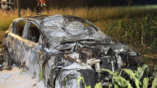 Feuer-Horror im Feld: BMW-Fahrer flüchtet nach hef