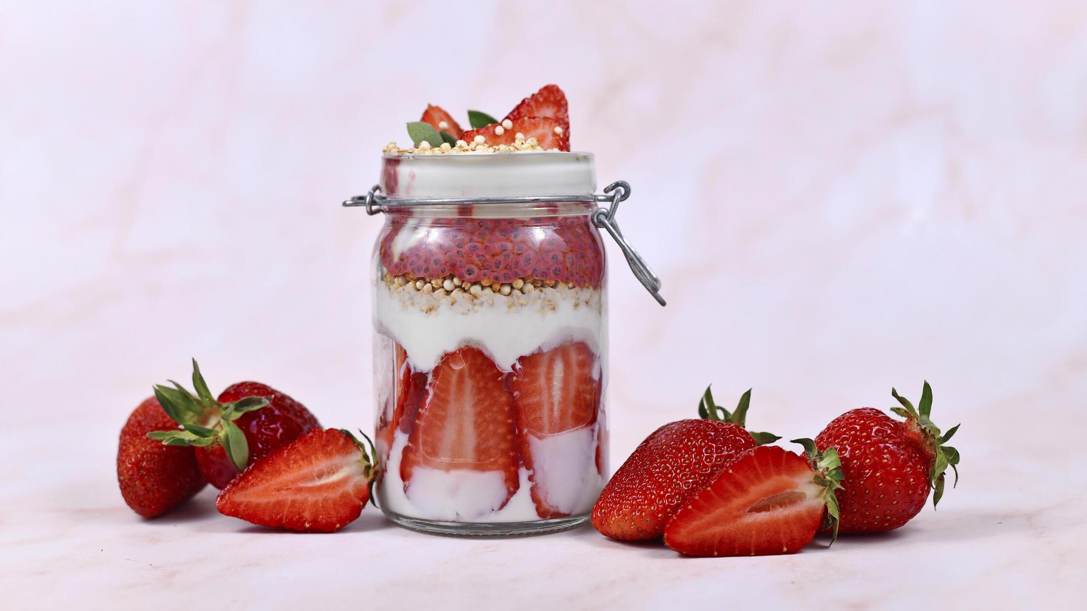Gesundes Erdbeer Fruchtdessert mit Joghurt...