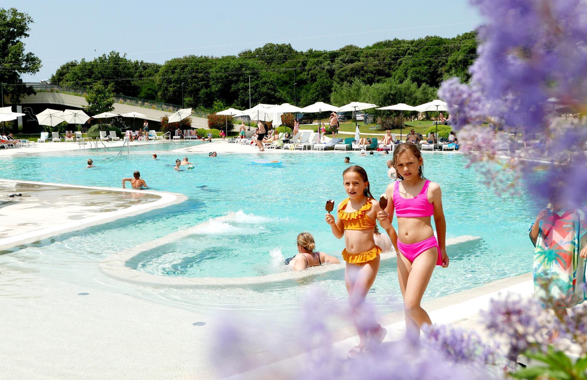 Der Paleo Park ist die neue Pool-Landschaft des Camping Mon Perin.