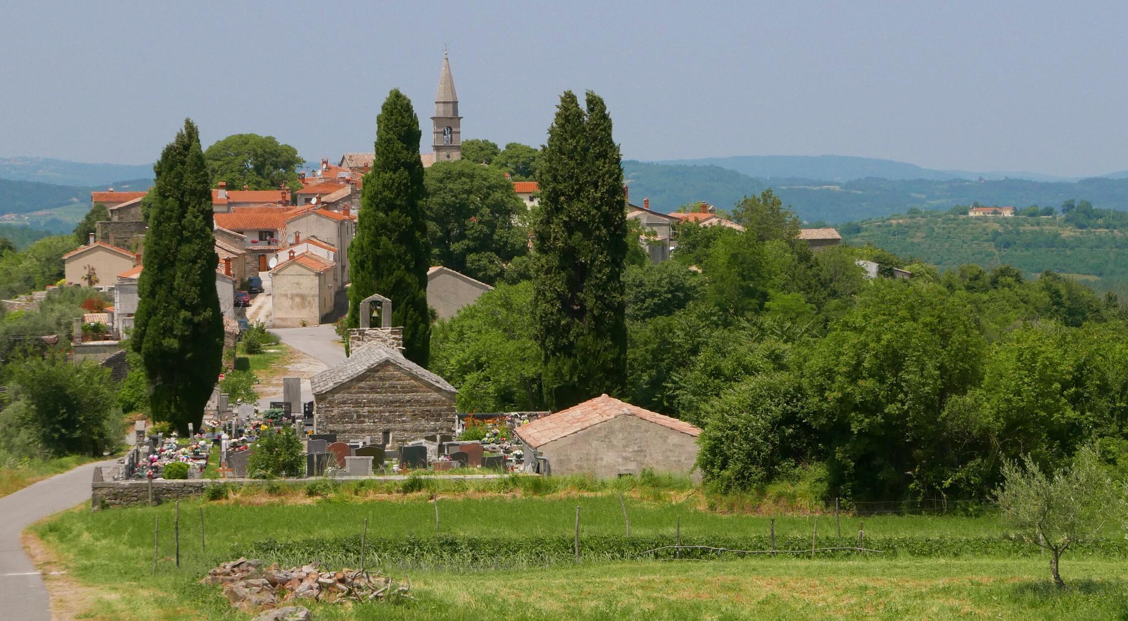 Eines der typischen kleinen Bergdörfer im Inland Istriens, das Sie nur auf einer Rundtour erleben.
