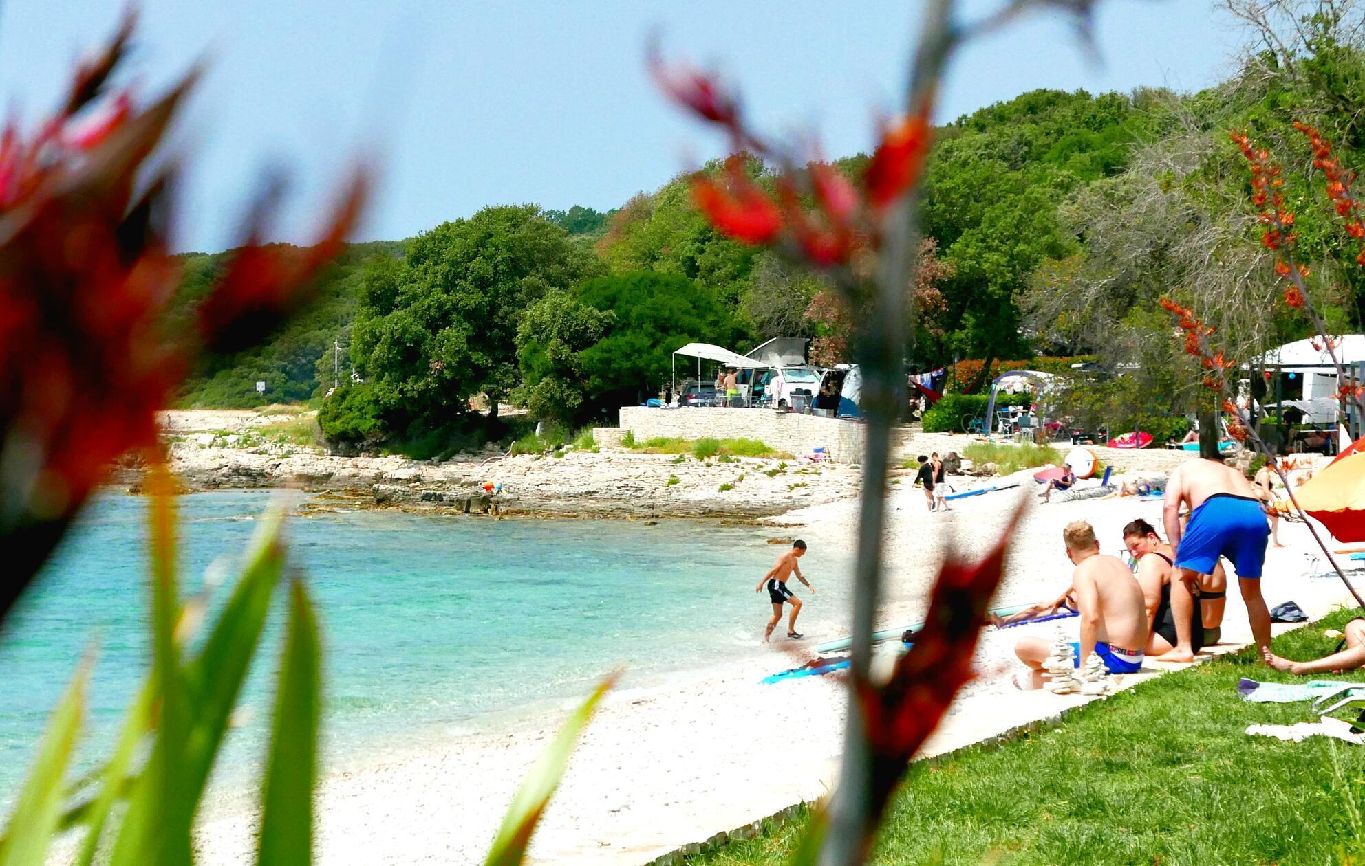 Der Kiesel- und Felsstrand des Camping Mon Perin.