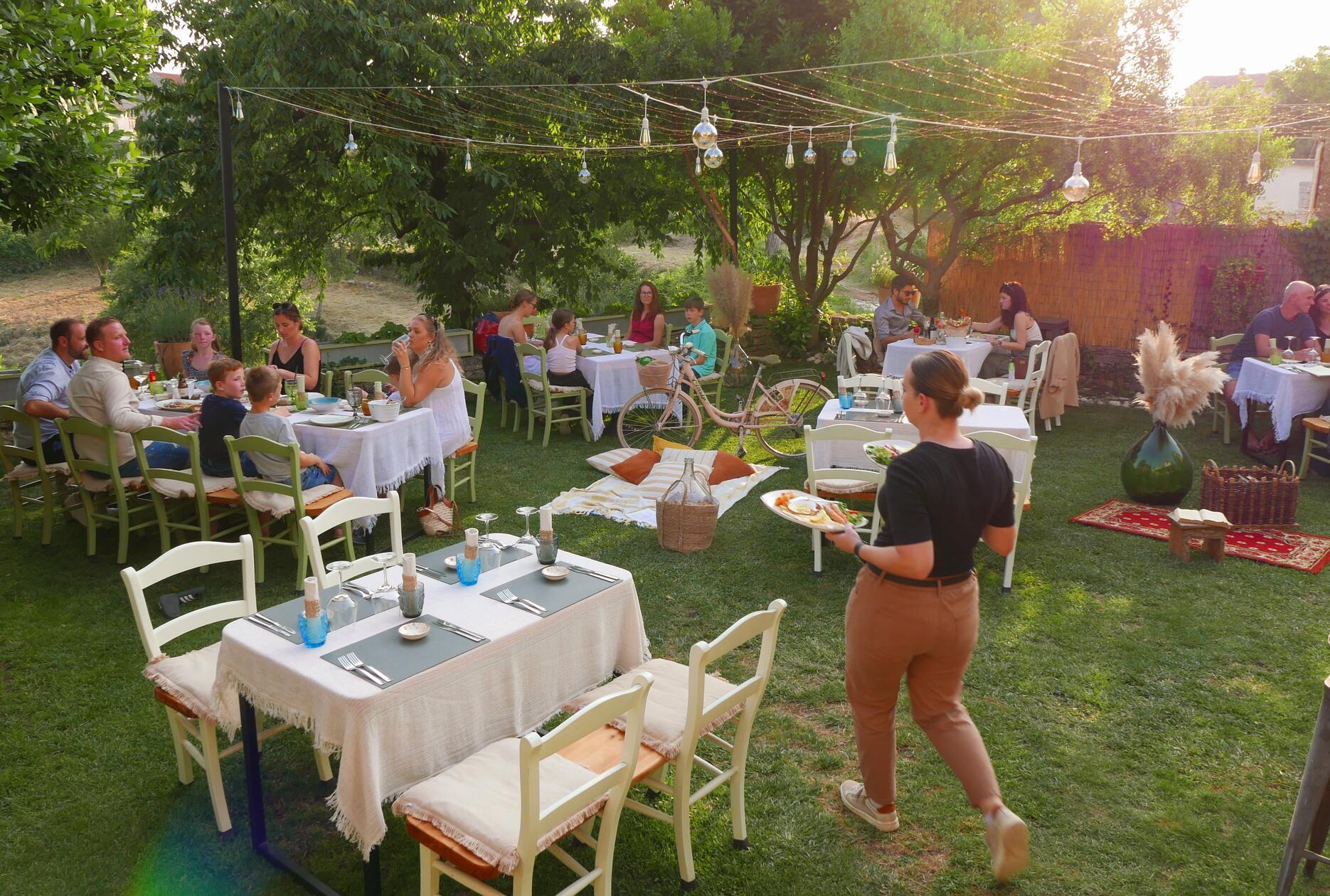 Der hübsche Garten des Restaurants Mon Perin in Bale.