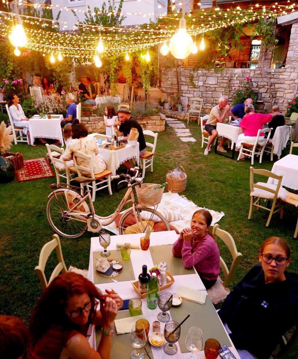 Der hübsche Garten des Restaurants Mon Perin in Bale.