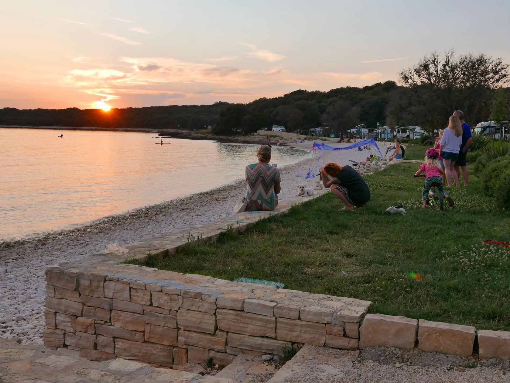 Abendstimmung am Strand des Camping Mon Perin.