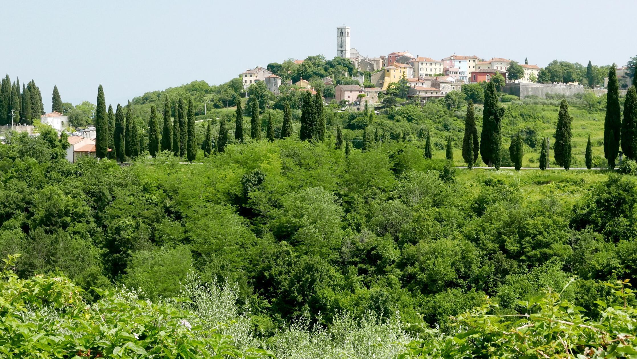 Wie in der Toskana liegen hier die Städtchen auf Hügeln.