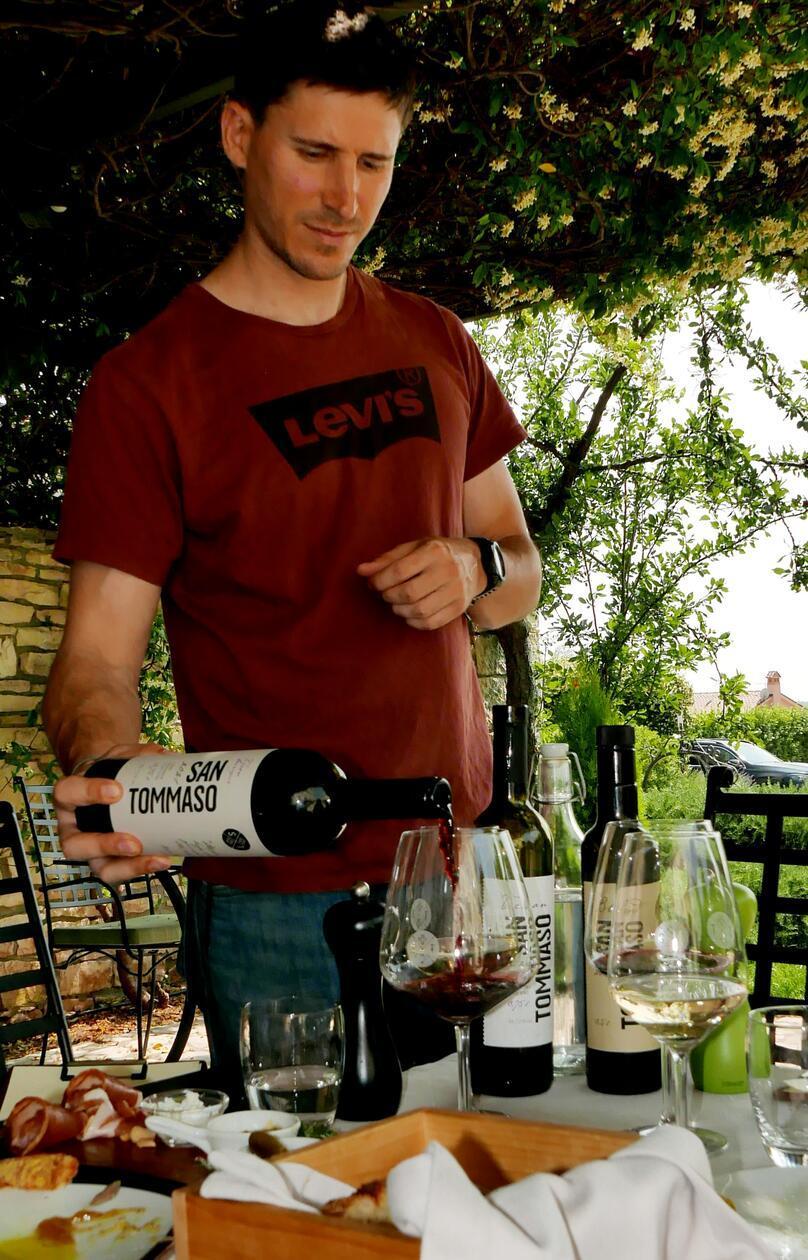 Weinverkostung im Weingut San Tommaso bei Bale.