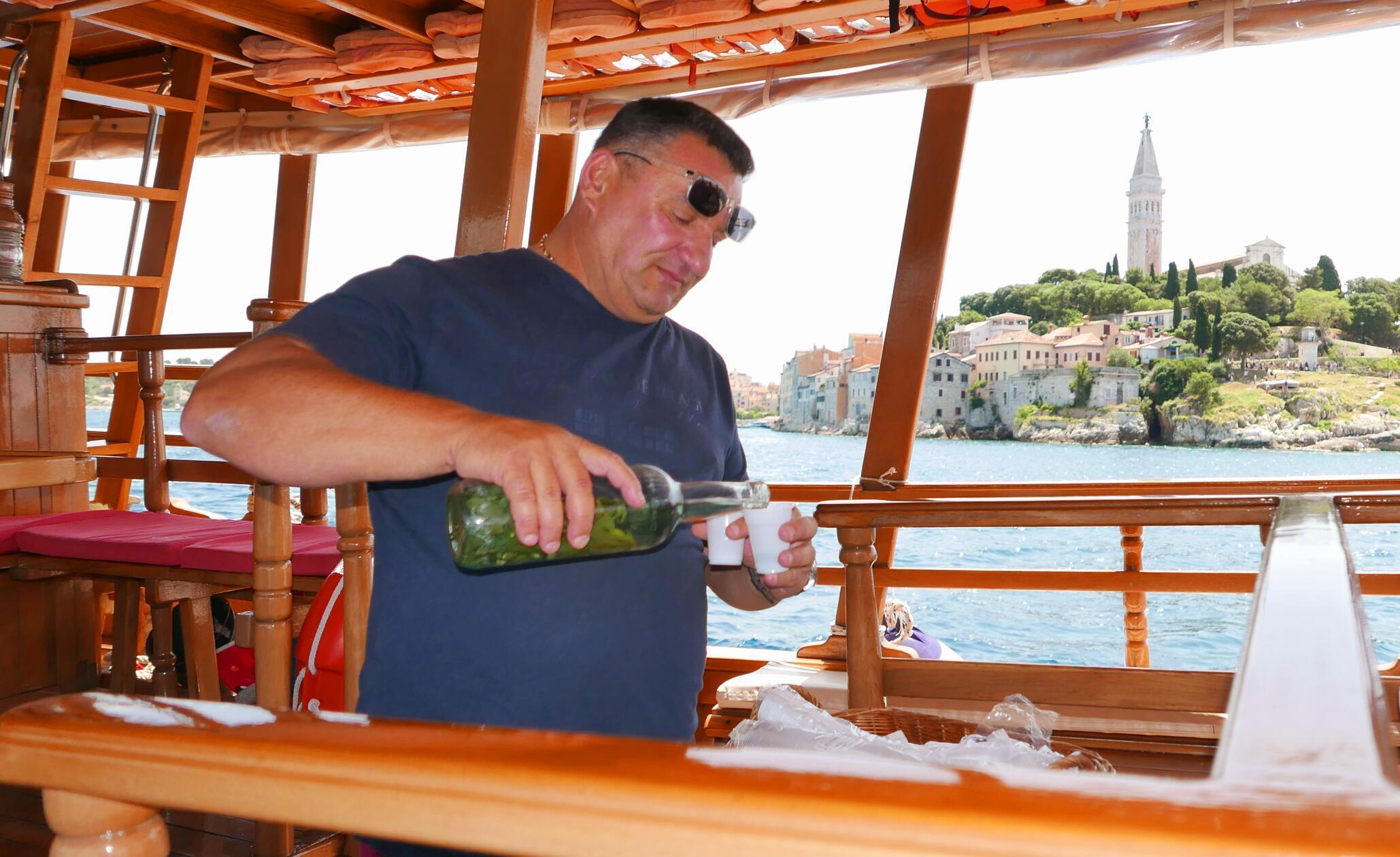 Ein Grappa auf der Bootsfahrt vor Rovinj.