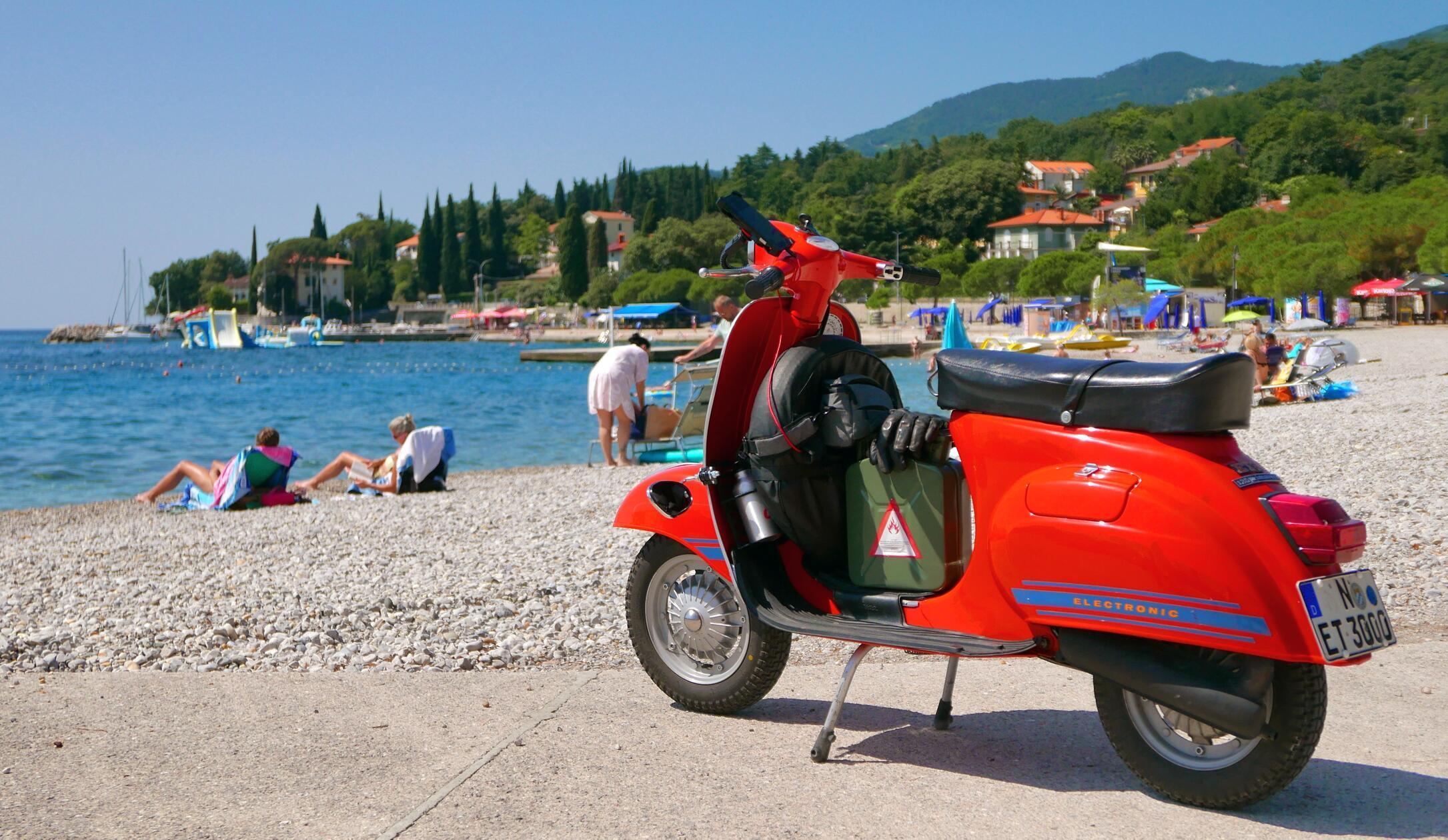 Kurzer Stop mit der Vespa am Strand von Opatija - was allerdings schon zur Region Kvarner gehört.