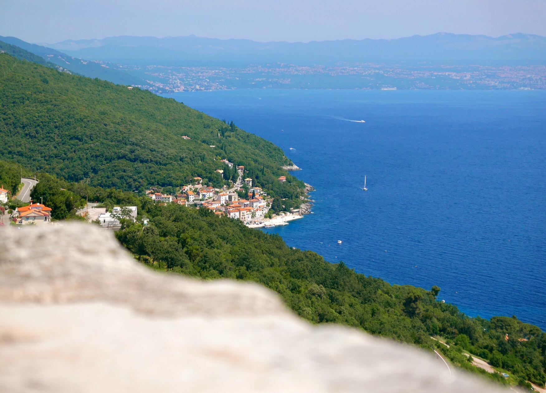 Blick auf die Opatija-Riviere hinüber nach Rijeka.