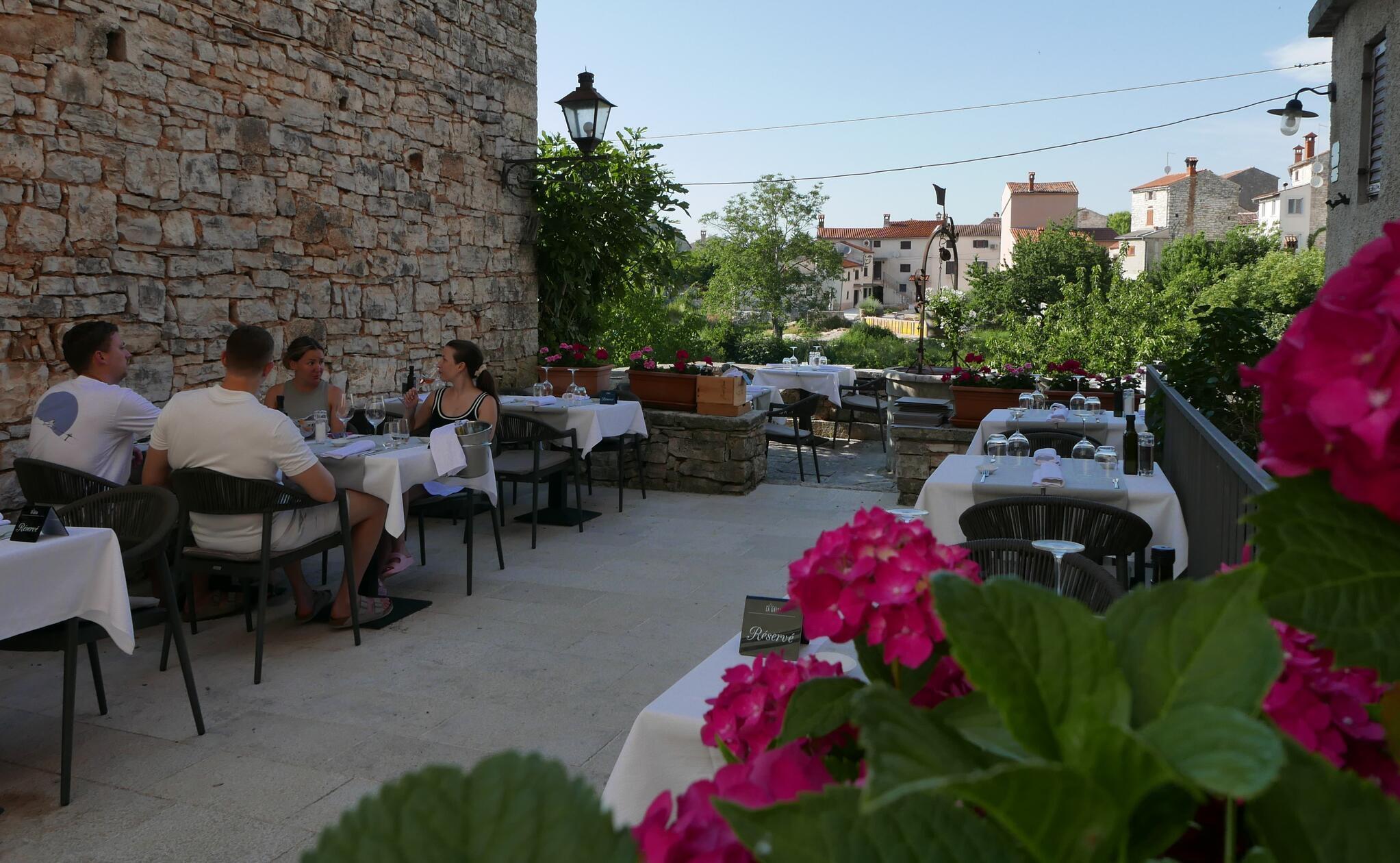 Auch das Restaurant La Grisa liegt nett in Bale.