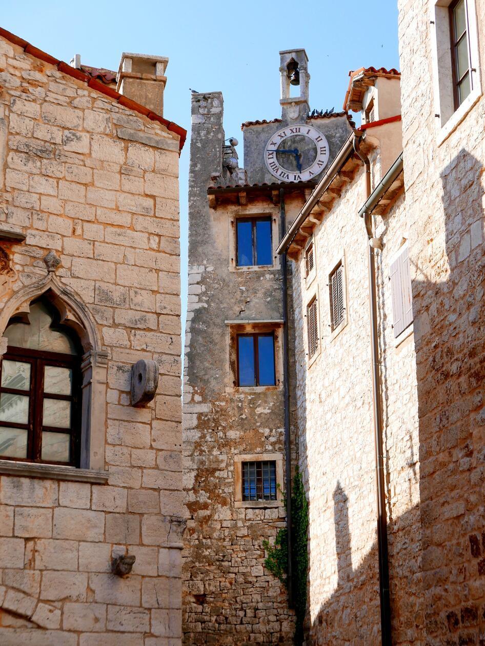Uhrturm in der Altstadt von Bale.