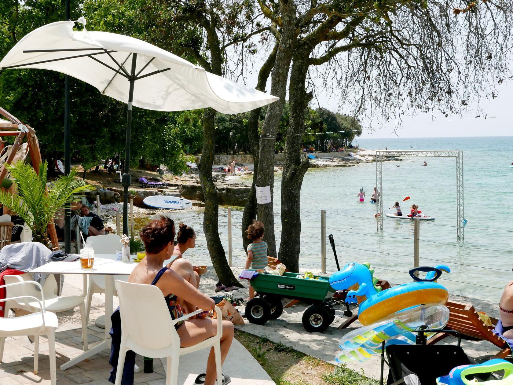 Die Babaloo-Strandbar am Camping Mon Perin