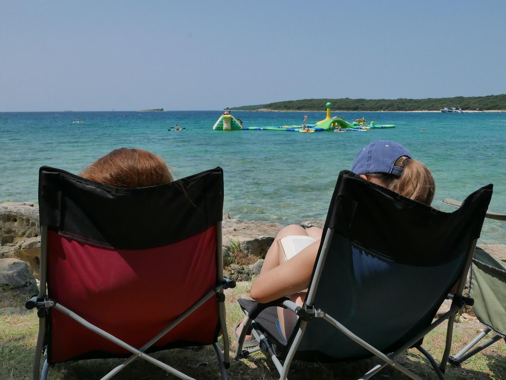 Chillen am Strand vor der Wasser-Hüpfburg am Camping Mon Perin.