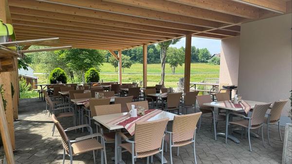 Durch das Dach sind die Gäste vor Regen geschützt.Der anliegende Spielplatz bietet viel Spaß für Groß und Klein.