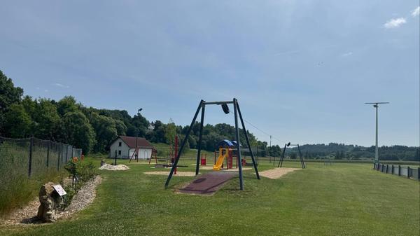 Der anliegende Spielplatz bietet Groß und Klein viel Spaß.Der anliegende Spielplatz bietet viel Spaß für Groß und Klein.