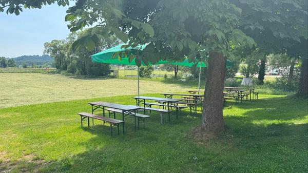 Auch in der Wiese haben Besucherinnen und Besucher Platz zum EinkehrennDer anliegende Spielplatz bietet viel Spaß für Groß und Klein.