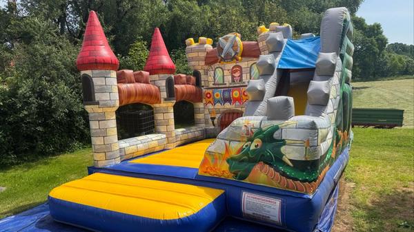 Auf der großen Hüpfburg können sich die Kinder austoben.