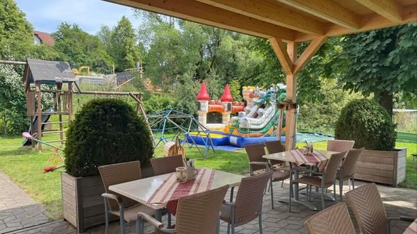 Die Sitzplätze bieten einen direkten Blick in die Natur.