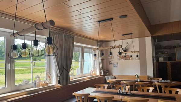 Auch im Innenbereich haben zahlreiche Gäste Platz.