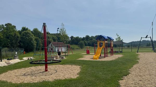 Schaukel, Rutschen und viel Natur gibt es am anliegenden Spielplatz.