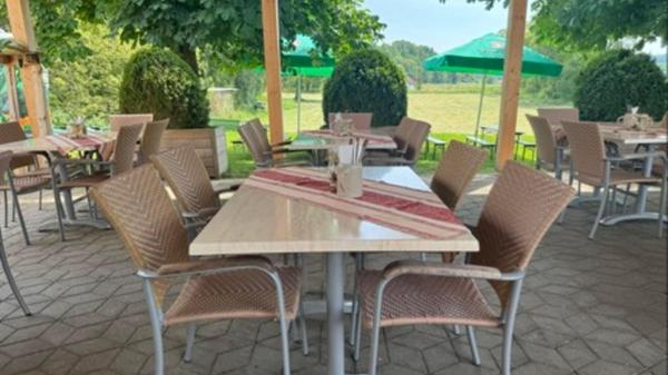 Im Biergarten gibt es Stühle mit Lehne sowie Bierbänke.