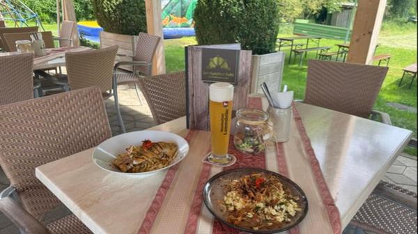 Auf der Speisekarte finden Besucherinnen und Besucher fränkische Gerichte, wie Bratwürste oder Kässpatzn.